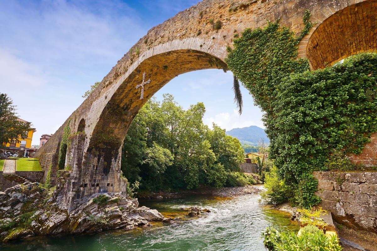 Cangas de Onís: qué ver y cómo llegar a la puerta de los Picos de Europa
